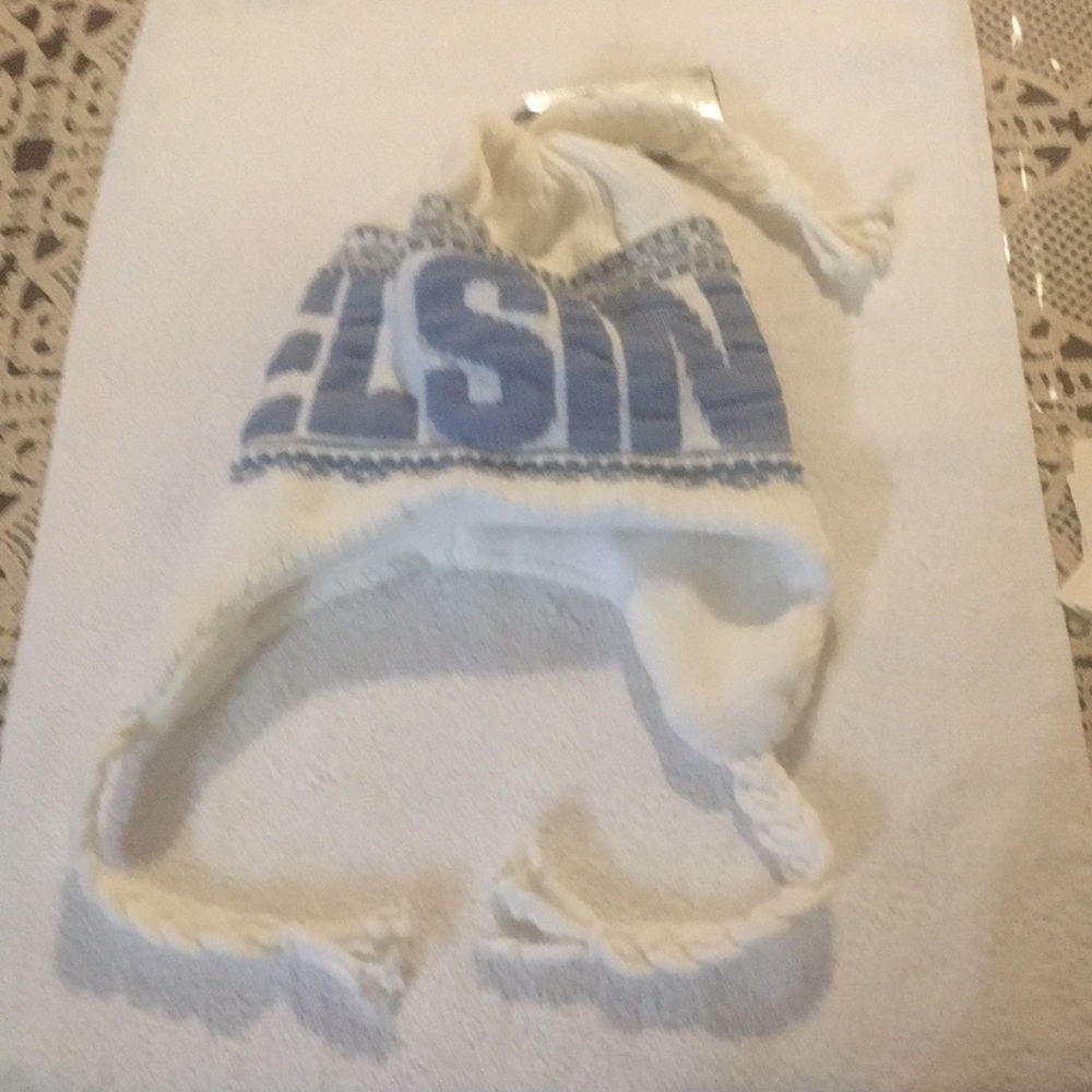 Robbin Ruth cream beanie